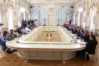 picture-alliance/dpa/TASS/Alexander Ryumin Meeting between Vladimir Putin and Mali’s interim president Assimi Goïta during the summit.