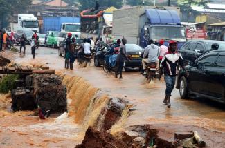 picture-alliance/Xinhua News Agency/Nicholas Kajoba Die Situation auf Kampalas Straßen nach heftigen Regenfällen.