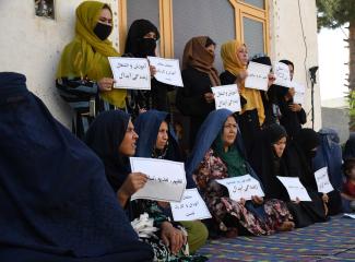 picture-alliance/EPA/STR Afghanische Frauen fordern ihr Recht auf Bildung und Arbeit in Masar-e-Sharif.