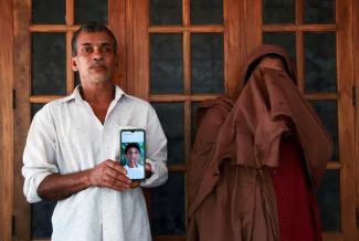 Die Eltern eines Jungen, der 2021 in Kerala an einer Nipah-Infektion starb, mit einem Bild ihres Sohnes. 