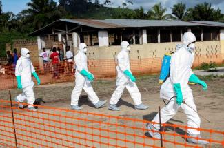 Liberianisches Gesundheitspersonal im Jahr 2014. Während des damaligen Ebola-Ausbruchs waren Medizinanthro­polog*innen vor Ort.