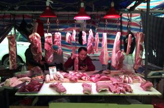Fleischverkäufer in Wuhan: Als Epizentrum der Covid-19-Pandemie gilt ein Markt in dieser chinesischen Stadt. 