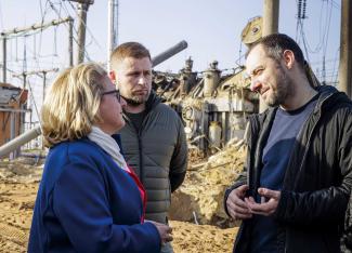 Development Minister Schulze with (from right) Oleksandr Kubrakov, Deputy Prime Minister for the Reconstruction of Ukraine and Minister of Infrastructure and Municipalities, and Maksym Marchenko, Odessa Regional Governor, in front of a bombed-out substation near Odessa.