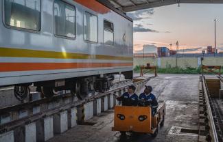 Ein chinesischer Ausbilder und sein Lehrling inspizieren in Nairobi einen Zug an der Bahnstrecke Mombasa–Nairobi, einem Vorzeigeprojekt der Kooperation zwischen China und Afrika.