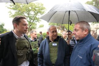 Briefing in late November for Elon Musk and Benjamin Netanyahu (centre) in Kfar Aza, a kibbutz where Hamas terrorists killed at least 52 people on 7 October.
