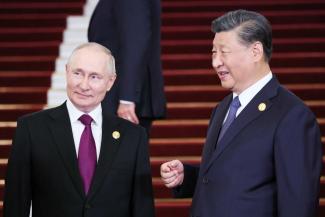 Their personal carbon footprints are certainly larger than the 13 tons Russians and the 8.9 tons the Chinese emit annually on average: Vladimir Putin and Xi Jinping in Beijing in October. 