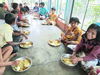 Nahrhafte Mahlzeiten anzubieten ist nach wie vor eine wichtige Aufgabe der Vorschulen in Ghosaldanga und Bishnubati.