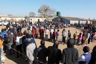 Schlange vor Wahllokal zur Präsidentschaftswahl in Sambia 2021. Es folgte ein friedlicher Machtwechsel, der die Demokratie stärkte.