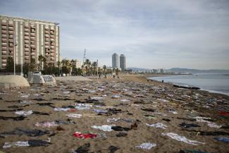 Gedenken an rund 2600 Geflüchtete, die 2023 im Mittelmeer ums Leben kamen, im spanischen Barcelona. 