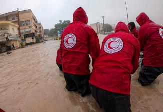 Members of the Mitglieder des Libyschen Roten Halbmonds arbeiten an der Öffnung von Straßen nach der verheerenden Flut im September.Red Crescent are working to open roads after the devastating floods in September.