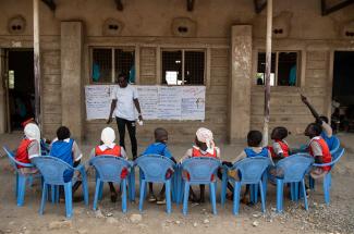 Kinder lernen vor einem Klassenzimmer der Al-Nuur-Grundschule in Kakuma.