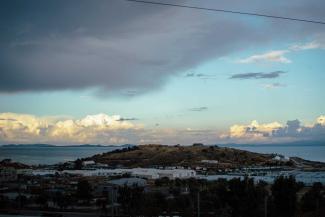 Blick vom Gemeinschaftszentrum Paréa Lesvos über Camp Mavrovouni in die Türkei.