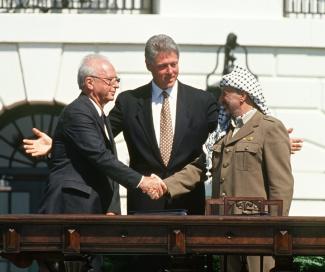 picture-alliance / dpa / Consolidated Sachs Diplomacy must get a second chance: Shimon Peres, Bill Clinton and Yasser Arafat celebrating Oslo I Accord in Washington in 1993.