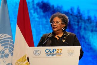 picture-alliance/ASSOCIATED PRESS/Peter Dejong Die Premierministerin von Barbados, Mia Mottley, sprach auf der COP27 in Scharm el-Scheich über ihre Bridgetown-Initiative zur Reform der Entwicklungsfinanzierung.