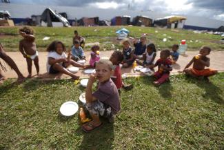 Obdachlose Kinder erhalten ein Mittagessen in Brasília, Brasilien, 2020.