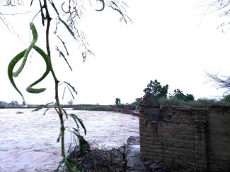Das Bild wurde während der Überschwemmungen mitten im Geflüchtetencamp aufgenommen.