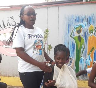 First aid course for Kenyan kids: health and education are top priorities.