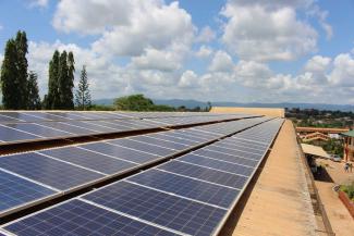 Solarmodule auf dem St. Dominic Catholic Hospital in Akwatia im Süden Ghanas.