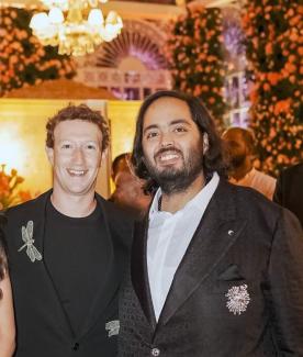 Gute Zeiten für Oligarchen: Facebook-Gründer Mark Zuckerberg Anfang März bei der Verlobungsfeier von Anant Ambani (rechts), dem Sohn des indischen Multimilliardärs Mukesh Ambani. 