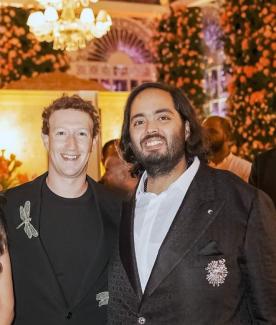picture-alliance/ASSOCIATED PRESS/Uncredited Gute Zeiten für Oligarchen: Facebook-Gründer Mark Zuckerberg Anfang März bei der Verlobungsfeier von Anant Ambani (rechts), dem Sohn des indischen Multimilliardärs Mukesh Ambani.