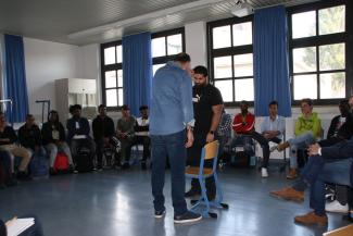 Workshop von Ahmad Mansours Initiative Mind Prevention für junge, geflüchtete Menschen in einer Berufsschule in Wunsiedel.