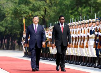 picture-alliance/Xinhua News Agency/Liu Weibing Die Präsidenten Xi Jinping und Hakainde Hichilema in Peking im September 2023.