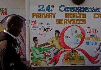 picture-alliance/ASSOCIATED PRESS/Schalk van Zuydam Awareness-rasing mural at a clinic on the outskirts of Cape Town in 2009.