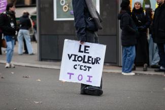 picture-alliance/Sipa USA/SOPA Images Statements such as “The rapist is you” remind men of their responsibility for the injustice done to women worldwide.