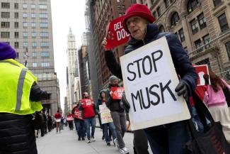 picture alliance/ZUMAPRESS.com/Gina M Randazzo Demonstrationen gegen Elon Musk und sein „Department of Government Efficiency“ (DOGE), dem auch USAID zum Opfer gefallen ist.