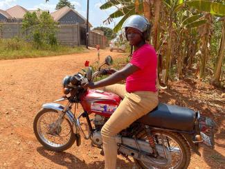 Ronald Ssegujja Ssekandi Baker mit seinem Motorrad.