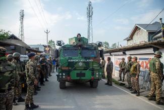 picture alliance/ZUMAPRESS.com/Faisal Bashir Indian paramilitary soldiers cordon off an area in Indian-administered Jammu and Kashmir after an unknown aircraft crushed near the city of Srinagar on 8 May.