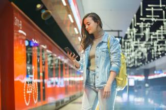 Adobe Junge Menschen beziehen ihre Informationen von Plattformen wie TikTok, Snapchat und WhatsApp.
