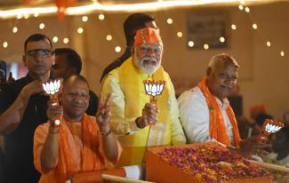 picture alliance/Sipa USA/Hindustan Times Prime Minister Narendra Modi (centre) with Uttar Pradesh Chief Minister Yogi Adityanath (left) during an election campaign tour in Ayodhya in support of BJP candidate Lallu Singh (right).