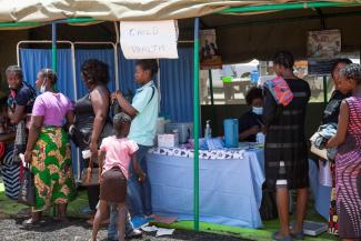dpa / Xinhua News Agency / Martin Mbangweta Medizinische Versorgung für Kinder in Lusaka, Sambia. Der Gesundheitssektor ist von den weltweiten Mittelkürzungen am stärksten betroffen.