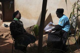 dpa/ASSOCIATED PRESS/Tsvangirayi Mukwazhi Gesprächstherapie in Harare: Psychosoziale Arbeit in Simbabwe ist meist gemeindenah.