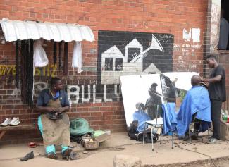 Bürgersteig-Friseur in Simbabwe.