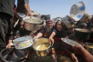 picture alliance/Anadolu/Khames Alrefi Szenen wie diese spielen sich mittlerweile täglich in Gaza ab, denn dringend benötigte Hilfsgüter stecken fest.