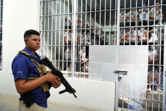 Ein Wärter steht vor einer Gefängniszelle im Hochsicherheitsgefängnis CECOT in Tecolotzco, El Salvador.