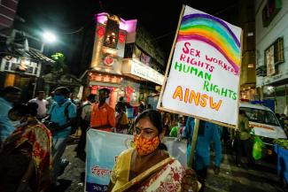 Sexarbeiter*innen und Aktivist*innen demonstrieren am Vorabend des Internationalen Tags der Arbeit 2022 in Kolkata.