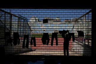 Ein Junge hängt Wäsche im Camille-Chamoun-Stadion in Beirut auf,  das zu einer Notunterkunft für Geflüchtete umfunktioniert wurde.