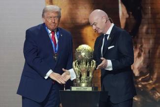 There is so much out there these days – since last year, there has even been a peace prize awarded by the football association. FIFA President Gianni Infantino and US President Donald Trump at the award ceremony.