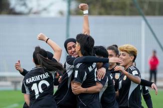 Spielerinnen des afghanischen Frauenteams bejubeln im Oktober 2025 ein Tor. Damals fungierte das Team noch unter dem Namen „Afghan Women United“. 