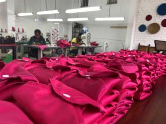 Mela for Her entwickelt und produziert wiederverwendbare Binden und Menstruationsunterwäsche.