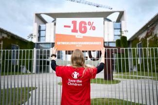 Protest gegen Mittelkürzungen in der deutschen Entwicklungszusammenarbeit vor dem Bundeskanzleramt im Juli 2026.
