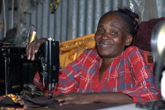 Biclaire Shukrani bildet junge Menschen im Geflüchtetencamp Kakuma in der Schneiderei aus.