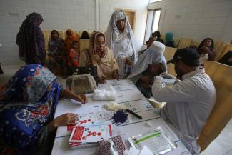 Bluttest bei einem Kind im Zusammenhang mit dem schweren HIV-Ausbruch in Ratodero, Pakistan, 2019.