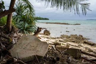 On the Pacific island of Pele, in Vanuatu – which is repeatedly affected by climate crises – gravestones from a submerged cemetery have been washed ashore.