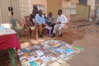 In Khartum sind an verschiedenen Orten auf Straßenbuchmessen Bücher zum Verkauf ausgestellt.