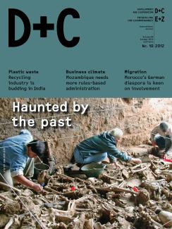 D+C/E+Z 2012/10 Traumas of the past