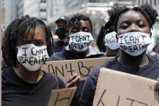 Protest at a time of pandemic: demonstrators in Chicago on 30 May. Before dying in police custody in Minneapolis, George Floyd had said “I can't breathe”, but the officer holding him down did not remove his knee from his neck.